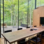 NOT A HOTEL KITAKARUIZAWA - リビングからのテラス