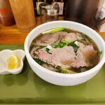 VITAMINS PHO - レモン  ③レアと火の通った肉の両方が載ったフォー