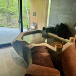 NOT A HOTEL KITAKARUIZAWA - 九州から溶岩の岩を運んできて作られた浴槽