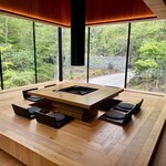 NOT A HOTEL KITAKARUIZAWA - 囲炉裏のある小上がり