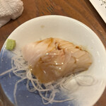 水天宮前のやきとり屋さん - お通しの日替わり刺身！先付けなのに、分厚くて食べ応えがあるのが嬉しい！