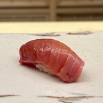 鮨 陸 - 鮪血合いぎし 青森県小泊 結乃花より
      夏の鮪になろうかという時期に、ちょっと美味しい鮪がいただけました♪
      大きな柵から切り分ける仕事を見ると、より一層美味しく感じるのかもです♪