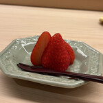 鮨 陸 - デザート きらぴ香（静岡の苺）
      ただ甘いだけではなく、酸味がある事で食後にさっぱりといただけました♪