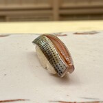 鮨 陸 - 小肌 天草
      この時期、小肌はお腹に卵を抱えている為市場に出回る数が少なく、食べられない事もありますが、この日いただいた小肌は独特な香りと旨みがあり美味しいです！
      これはラッキーでした♪