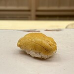 鮨 陸 - 紫うに 大千
      この雲丹は美味しいです！
      雑味なくとろける食感に豊かな甘み、文句なく旨い！！