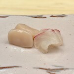 鮨 陸 - お刺身：真鯛 淡路より／帆立 野付より
      どちらも山葵と塩でいただきましたが、真鯛の食感の良さと帆立の甘みの強さ、とても美味しいです♪