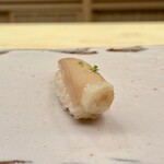 鮨 陸 - 子持ちヤリイカ
      初めて子持ちのヤリイカの握りをいただきました！
      卵がパンパンに詰まった食感が、シャリに面白い重なりです。