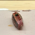 鮨 陸 - 鯵 出水
      脂のりが割りと良いように感じます。
      旨みもたっぷりです♪