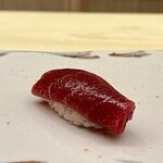 鮨 陸 - 鮪赤身 青森県小泊 結乃花より
      この赤身、赤身らしさが感じられめちゃ旨い！
      赤色の色見が濃く、血のような味わい、この時期にとても美味しい赤身がいただけたのは、とてもラッキーです♪