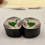 鮨 陸 - 鰯巻
      酢締めした鰯に甘みのあるガリがめちゃ美味しい！
      芽葱の風味と海苔の風味がまた良い事！！