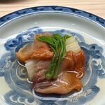 鮨 陸 - 赤貝、コシアブラ、ホワイトアスパラのおひたし
      彩りが良いです♪
      お出汁の味わいにクリアーな美味しさ、淡い味付けがより一層食材そのものの美味しさを伝えてきます！