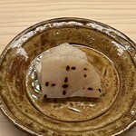 鮨 陸 - 平貝 味噌漬け
      炙った平貝の芳ばしい事！
      貝独特の旨みが味噌の風味と合います♪