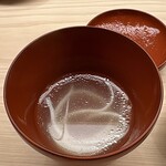 鮨 陸 - 鯛のお出汁 のれそれ
      なんて豊かな旨み、塩は使っていないのに、こんなにも美味しくいただけるのですね！
      初めに温かな汁をいただき、お腹が落ち着きます♪