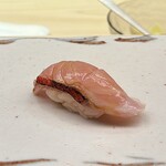 鮨 陸 - 金目鯛
      皮目を炙った芳ばしさに、淡白ながらも旨みがありこれも美味です♪