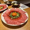 야키니쿠 쿠루미 신사이바시 혼텐 - 炙りロースユッケ