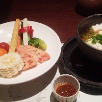 飛騨牛一頭家 馬喰一代 銀座 - 前菜のサラダと煮込み豆腐