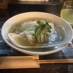 ラーメン・豚足 太吉 - こだわりのお茶は洒落たグラスで❗️