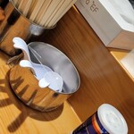 中華そば専門 田中そば店 東京オペラシティ店 - ほこりよけにラップがしてあるレンゲ