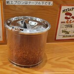 中華そば専門 田中そば店 東京オペラシティ店 - 紙エプロンはテーブルの下です。