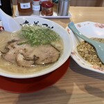 長浜ナンバーワン - 料理写真:ラーメンチャーハンセット