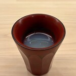 鮨 陸 - 蛤のお出汁 蕗の薹
      蛤の出汁がしっかりと感じられます♪
      蕗の薹の風味が良いですね！
      蕗の薹を合わせるとは、ちょっと凄いかも！！