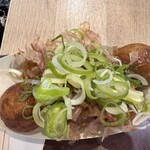 おおがまや たこ萬 - マヨネーズソースにネギトッピング