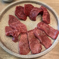炭火焼肉 肉の匠 ひうち - (塩焼)タン塩、赤身三種