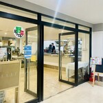 大阪府庁食堂 - 大阪府庁の地下にある。12時前だからかまだ空いてた。注文しサクッと提供されて壁際のカウンターに着席。