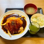 大阪府庁食堂 - ワカメとネギの入ったお味噌汁は薄味で塩分控えめを意識してるのかな。サラダは青じそドレッシングでマッシュポテトが盛られてる。