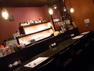 Miyanomori Rengedou - 広々としたバーのようなカウンター。お一人でもドリンクや料理を楽しめます