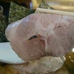 横浜家系 麺屋はやぶさ - ロースチャーシュー。