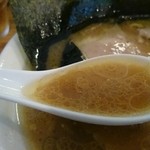 横浜家系 麺屋はやぶさ - 濃厚家系豚骨醤油スープ。
      (油多めの味濃い目 )