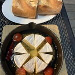 ASAGE CAFE 浅草蔵前店 - 丸ごとカマンベールアヒージョ・バケット添え
