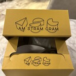 AM STRAM GRAM  - イエローのしっかりとした箱に詰めてくれた。