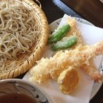 Kurama - 天もり蕎麦( •̀ .̫ •́ )✧
                        この車海老の天ぷらが食べたくて、いつも天もりを頼んでしまうー