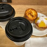 カフェ ブリッコ - 料理写真:マフィン２種とコーヒー