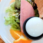 アートプレイス スナバコーヒー - モーニングのすなば珈琲トーストセットのサラダとゆで卵