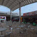 沖縄イイダコ屋 - フードコートは人が少ない。