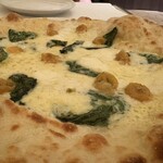 キオッチョラ・ピッツェリア - サクサク 薄い生地のミラノピッツァ♪ ドライトマトのアクセント