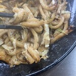 五万石 - 極太麺がお好み焼きの下に隠れてました。