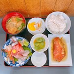御食事処 友 - ◆刺身盛り合わせ定食 1,000円
                                ◆煮魚(単品、今日は金目鯛) 700円
                                ◆ご飯おかわり(1杯無料)
                                ※税込