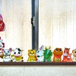 御食事処 友 - 内観(川崎大師の熊手と十二支 @奥の壁)