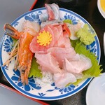 御食事処 友 - 刺身盛り合わせ(定食1,000円 単品700円、税込)