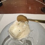 バール ア フロマージュ スーヴォワル - 中身はこんな感じ　姿は見えないもののガーリックが確実に潜んでます　ガスパチョみたいにトマトの風味もしました