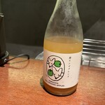 バール ア フロマージュ スーヴォワル - チーズに合いそうなりんごジュースが4種類も揃ってました。4本並んでいる時に撮ればよかったのですが。