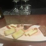 バール ア フロマージュ スーヴォワル - 追加したチーズ２種　あつあつラクレットとトリュフのチーズ　このトリュフの香りは素晴しく上質　添えられているのは左から、クミンのパウダー•りんご•胡桃•蜂蜜•なんとホエイのジャム