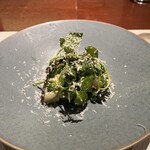 バール ア フロマージュ スーヴォワル - ホワイトアスパラガスとパルミジャーノのサラダ　シャキシャキと歯応えのよい一品でした