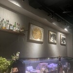 バール ア フロマージュ スーヴォワル - ワインのキャップシールで作ったアート作品だそうです。オーナー様はいったいどんな才能の持ち主なんでしょう。