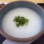 咸亨酒店 - 中華粥は、茨城県産の丸鶏でダシを取ったスープを使い、生米から炊くそうです