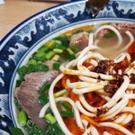 蘭州拉麺店 火焔山 - 追いラー油。